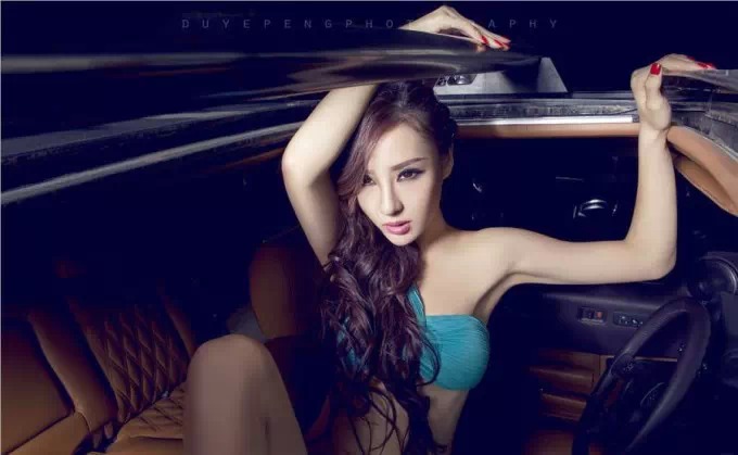 悍馬車(chē)模 演繹現(xiàn)實(shí)版美女與野獸