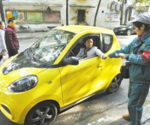 四輪電動汽車行駛中電瓶落地