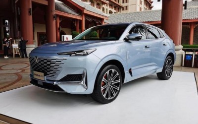 長安uni-k插混版正式首發(fā)!海南車展首秀,純電續(xù)航130km