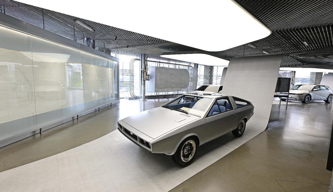 6.“Pony時(shí)間”展覽活動(dòng)區(qū)中亮相的“Pony Coupe概念車”復(fù)原車.jpg