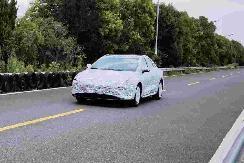 合創(chuàng)第三款新車(chē)路試諜照曝光 定位純電轎跑